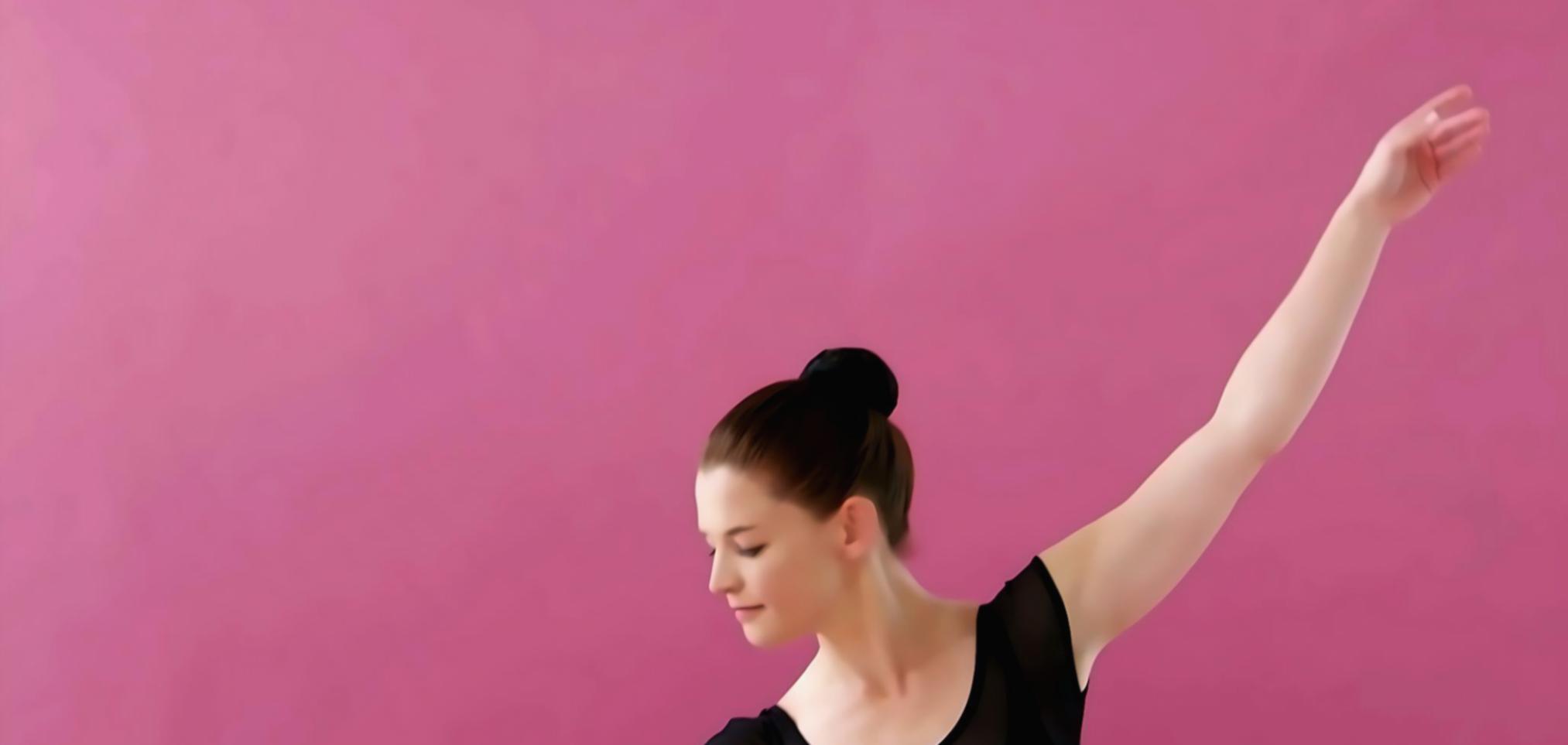 Група учасників обговорює техніку виконання під час семінару